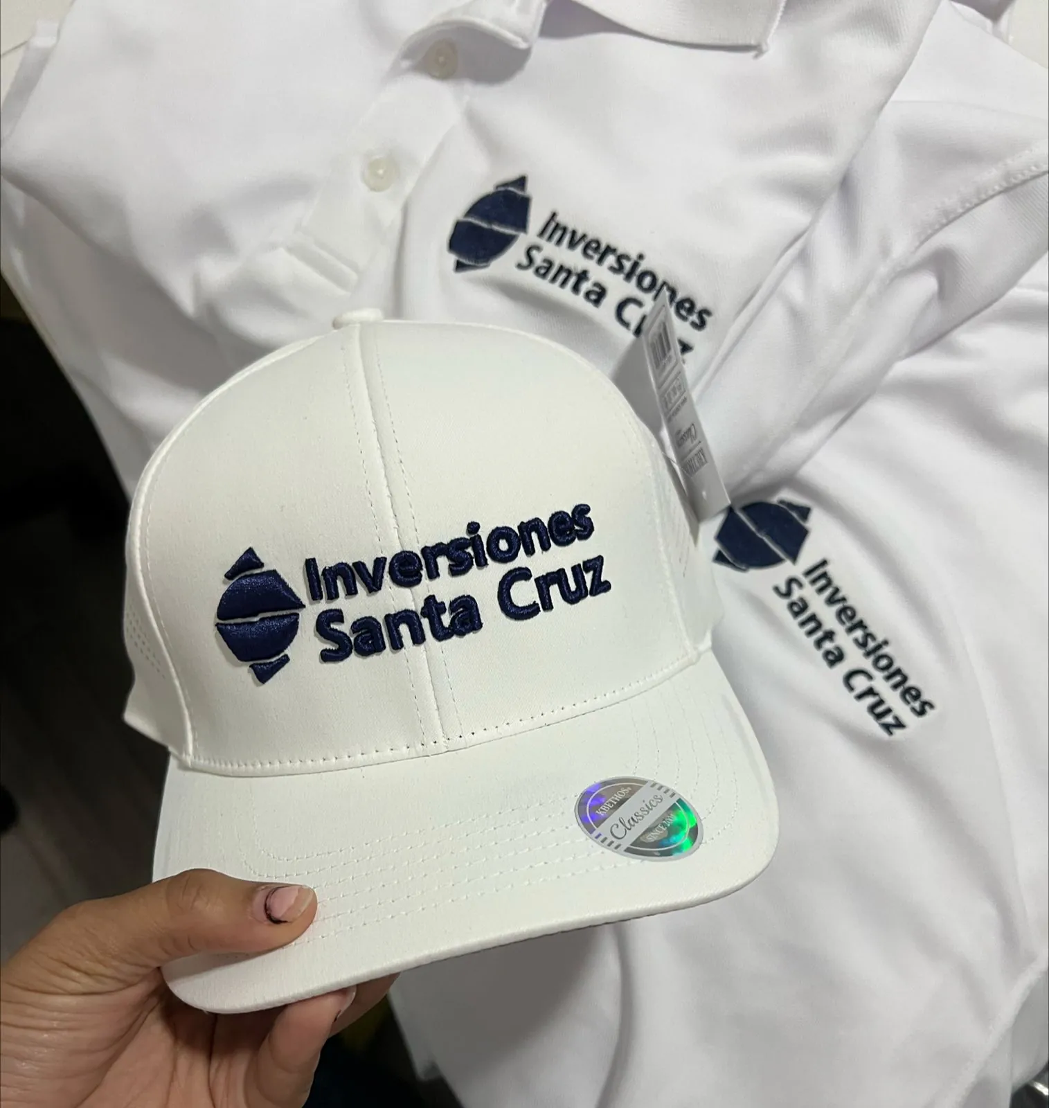 Material POP y uniformes, toma 3 de 3