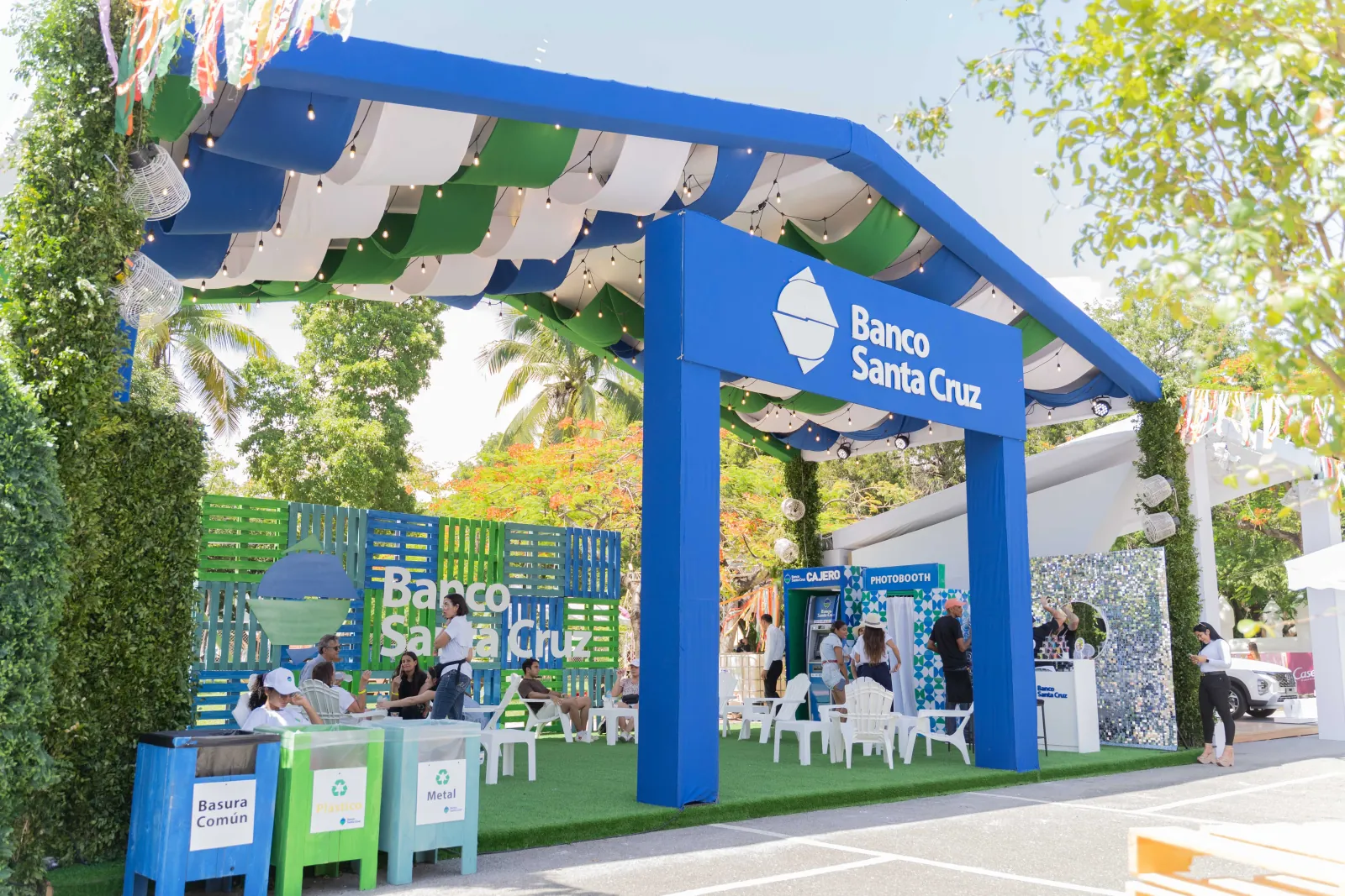 Stand Banco Santa Cruz, toma 3 de 5
