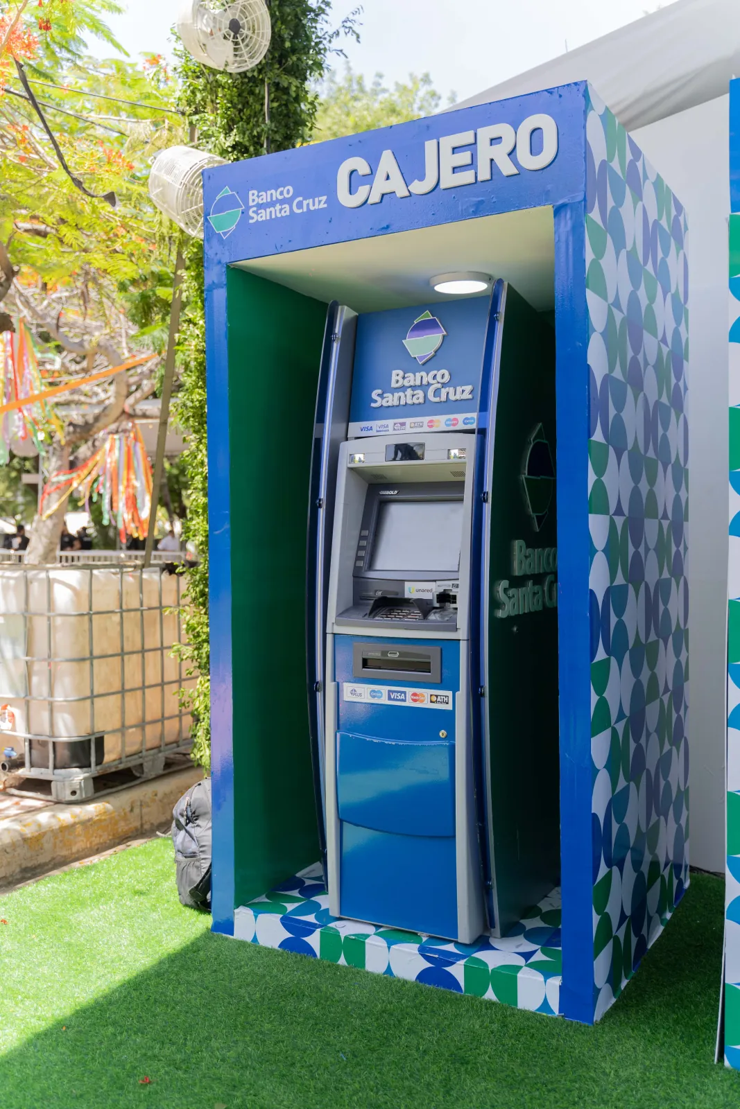 Stand Banco Santa Cruz, toma 4 de 5