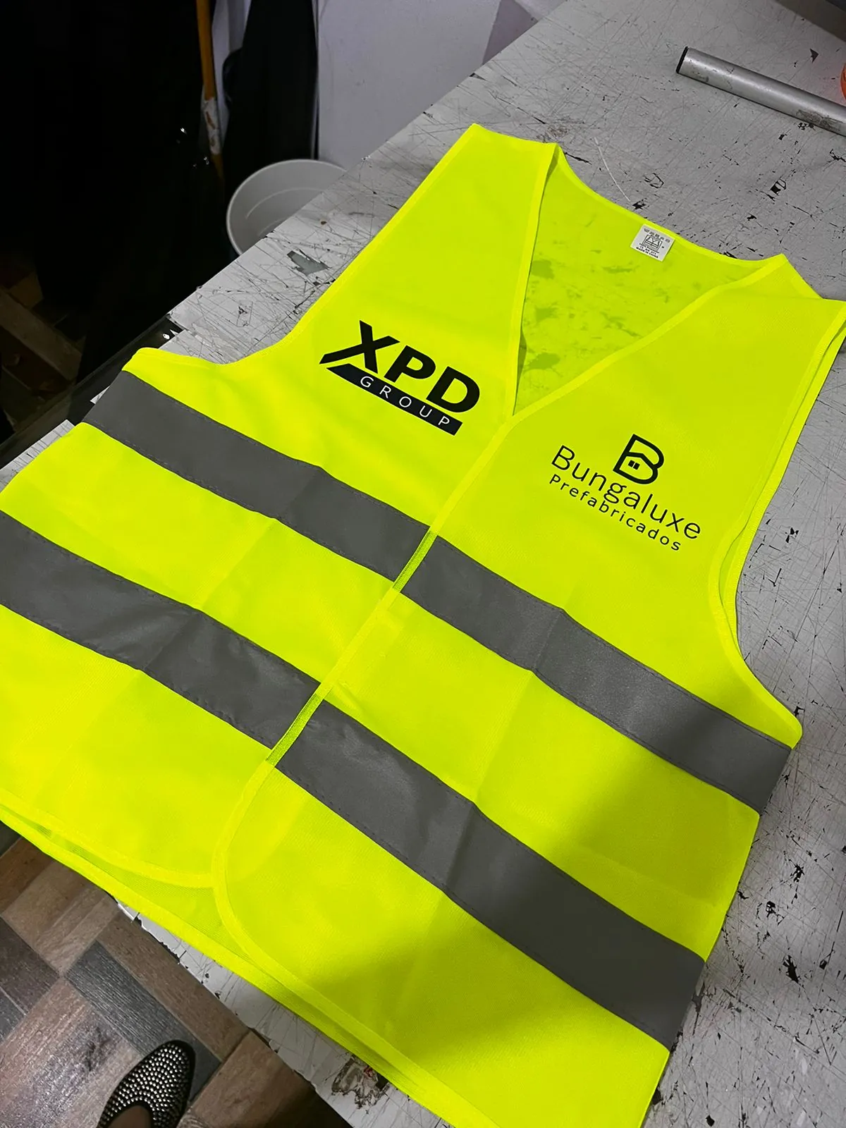 Material POP y uniformes, toma 2 de 3
